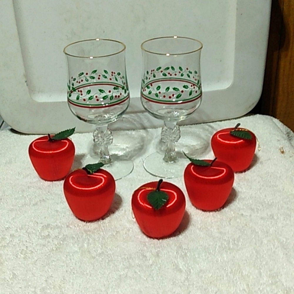 Great 🎁 2 Whimsical Xmas Glasses w/5 Silky Apples